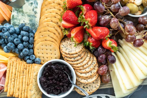 Fromage Gastronomique Craquelins Fruits Servis Entrée Sur Une Planche Découper — Photo