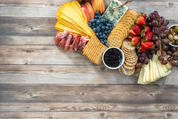 Flach Lag Gourmet Käse Cracker Und Obst Auf Einem Holzschneidebrett — Stockfoto