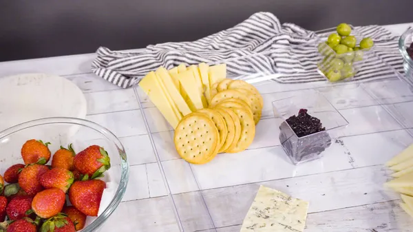 Step Step Arranging Cheese Platter Fresh Fruits Gourmet Cheese Crackers — Stock Photo, Image