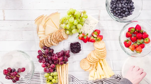 Düz yatıyordu. Adım adım. Taze meyve, gurme peynir ve kraker ile peynir tabağı hazırlıyorum..