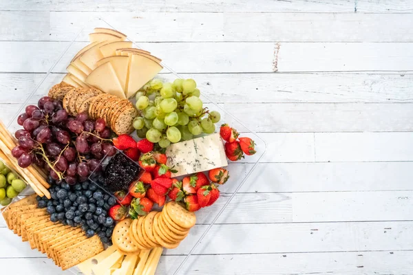Düz yatıyordu. Meyveli, peynirli ve krakerli gurme peynir tabağı..