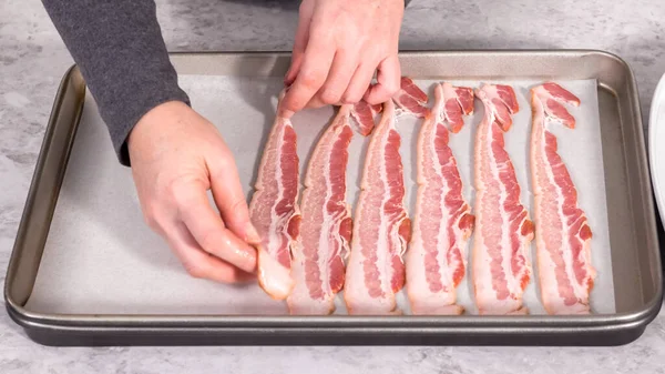 Adım adım. Pişmemiş pastırma şeritleri ve beyaz parşömen kağıtları..