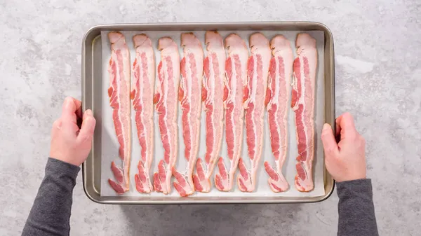 Düz yatıyordu. Adım adım. Pişmemiş pastırma şeritleri ve beyaz parşömen kağıtları..