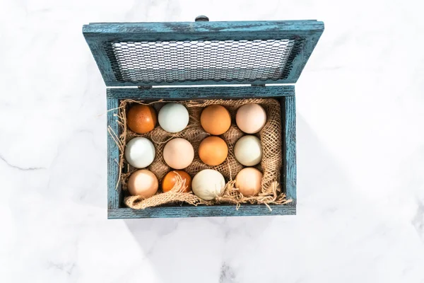 Flat Lay Farm Fresh Organic Eggs Vintage Egg Crate — Stock Photo, Image