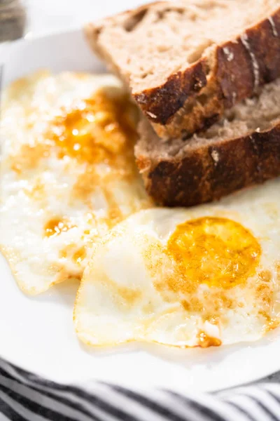 Desayuno Sencillo Con Huevos Sobre Pan Trigo Fácil Masa Fermentada — Foto de Stock