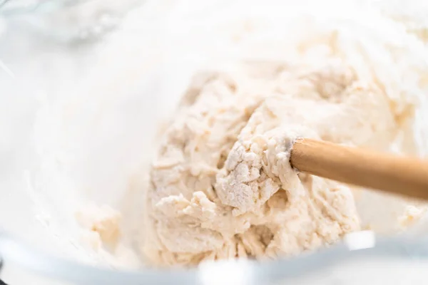 Mencampur Bahan Bahan Dalam Mangkuk Campuran Kaca Untuk Membuat Roti — Stok Foto
