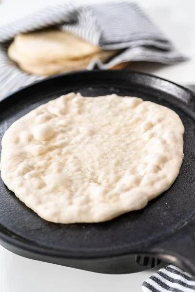 Zelfgebakken Platbrood Bereiden Een Gietijzeren Koekenpan — Stockfoto