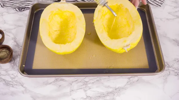 Stap Voor Stap Biologische Spaghetti Squash Bereiden Met Olijfolie Zout — Stockfoto