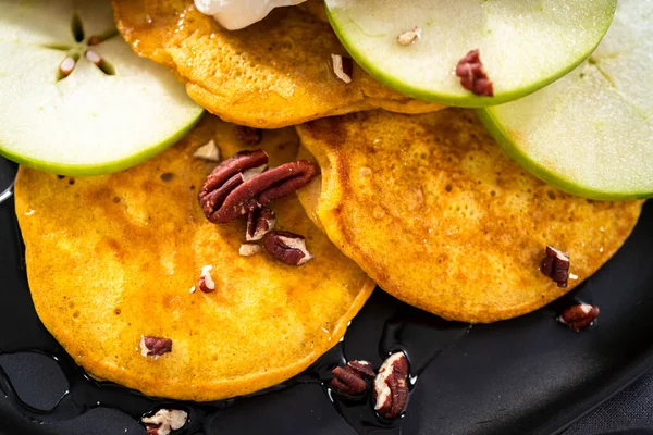 Frisch Zubereitete Kürbispfannkuchen Mit Grünen Äpfeln Auf Einem Schwarzen Servierteller — Stockfoto