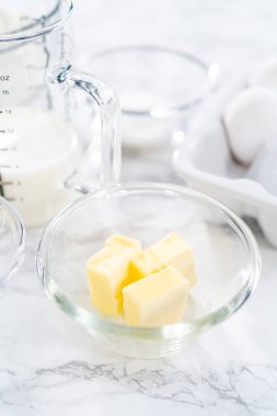 Mutfak masasında çörek pişirmek için gerekli malzemeler..