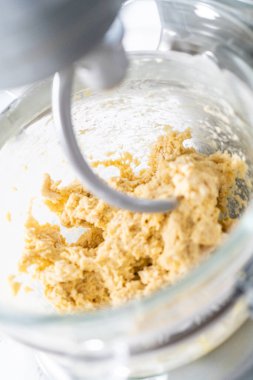 Ev yapımı brioche çörekleri pişirmek için mutfak mikserindeki malzemeleri karıştırıyorum..