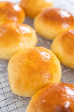 Mutfak rafında taze pişmiş çörekler serinliyor..