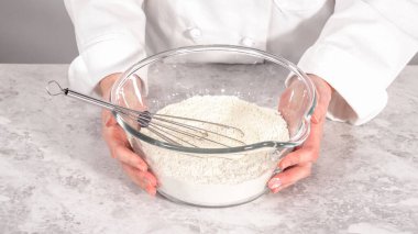 Adım adım. Fünyeli kek pişirmek için karıştırma kabındaki malzemeleri karıştırıyorum..