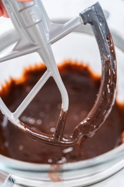 Elektrikli mutfak mikseriyle çikolatalı ganache çırpmak..