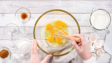 Adım adım. Fransız tostu hazırlamak için karışımı büyük bir bardakta karıştırıyorum..