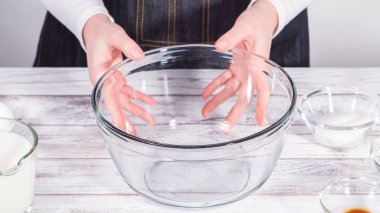 Adım adım. Fransız tostu hazırlamak için karışımı büyük bir bardakta karıştırıyorum..