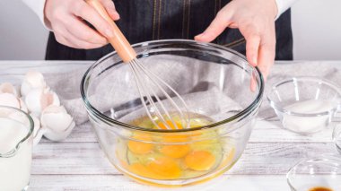 Adım adım. Fransız tostu hazırlamak için karışımı büyük bir bardakta karıştırıyorum..