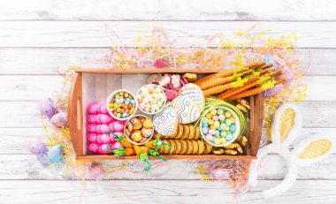 Düz yatıyordu. Paskalya şekerleri, kurabiyeler ve şekerlemelerle şarküteri kurulumu.