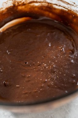 Bardaktaki malzemeleri karıştırıyorum. Kek pişirmek için karıştırıyorum..