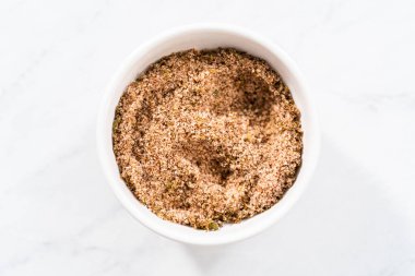 Meksika karpuzu için kırmızı limon tuzu hazırlamak için küçük bir bardakta karıştırma malzemesi..