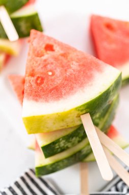 Şili limonlu karpuz patlatmak için olgun kırmızı karpuz dilimliyorum..