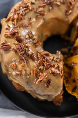 Ev yapımı çikolatalı balkabaklı kek dilimliyorum..