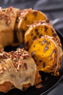 Ev yapımı çikolatalı balkabaklı kek dilimliyorum..