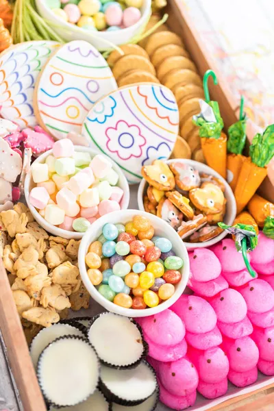 Paskalya Şekerleri Kurabiyeler Şekerlemelerle Şarküteri Kurulumu — Stok fotoğraf