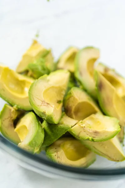 Krossa Avokado Glasskål För Att Göra Klassisk Guacamole Dip — Stockfoto