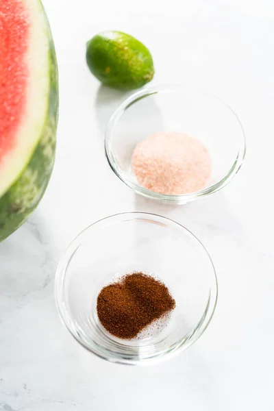Mättade Ingredienser Liten Glasblandningsskål För Att Förbereda Chili Lime Vattenmelon — Stockfoto