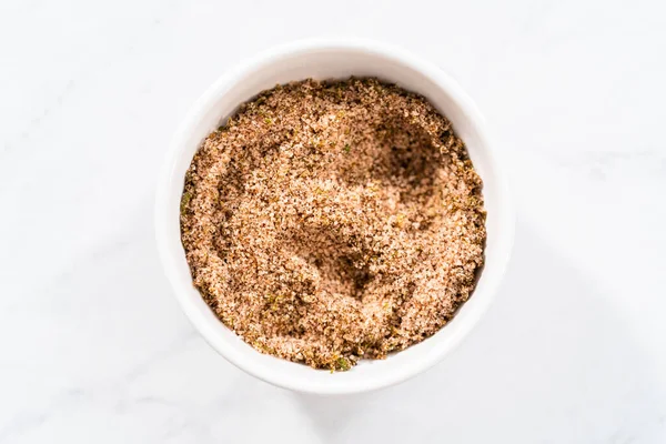 Meksika karpuzu için kırmızı limon tuzu hazırlamak için küçük bir bardakta karıştırma malzemesi..