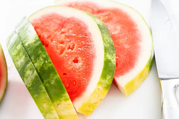 Reife Rote Wassermelone Scheiben Schneiden Chili Limetten Wassermelonen Pops Vorzubereiten — Stockfoto