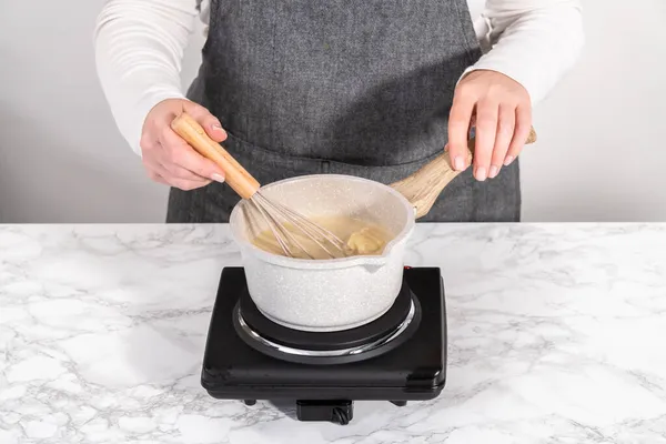 Elektrikli sobanın üzerine küçük bir sos tepsisi içinde şekerleme hazırlayın..