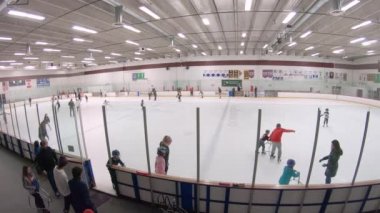 Denver, Colorado, ABD-Şubat 01, 2020 - Kapalı bir buz pateni pistinde halka açık oturum.