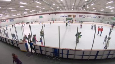Denver, Colorado, ABD-Şubat 01, 2020 - Kapalı bir buz pateni pistinde halka açık oturum.