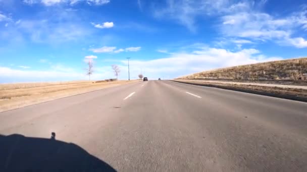 美国科罗拉多州丹佛 2020年1月15日 在美国郊区典型的铺面公路上行驶 — 图库视频影像