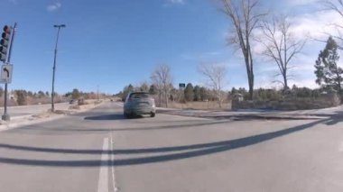 Denver, Colorado, ABD-15 Ocak 2020 - Amerika 'nın banliyölerinde tipik asfalt yollarda sürüş.