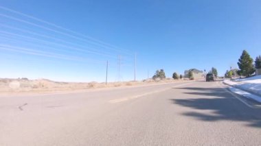 Denver, Colorado, ABD-15 Ocak 2020 - Amerika 'nın banliyölerinde tipik asfalt yollarda sürüş.