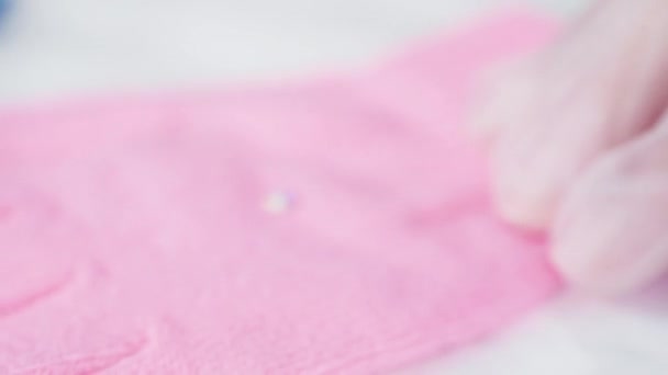 ラインストーンピンクの子供たち雪の形をした手袋 — ストック動画