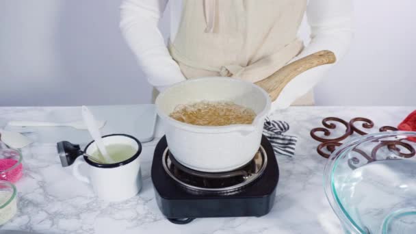 Caraméliser Sucre Dans Une Petite Casserole Sur Petite Cuisinière Électrique — Video