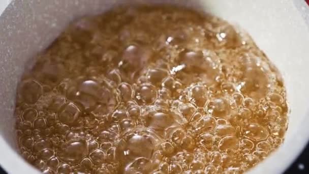 Karamelisasi Gula Dalam Panci Masak Kecil Atas Kompor Listrik Kecil — Stok Video