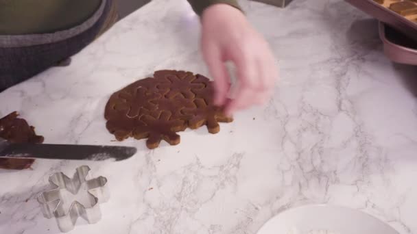 Pemotongan Bentuk Dengan Pemotong Kue Natal Dari Adonan Kue Gula — Stok Video