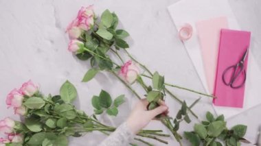 Ahşap arka planda taze pembe güller.