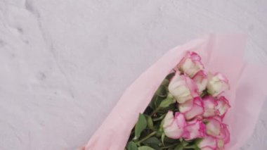 Ahşap arka planda taze pembe güller.