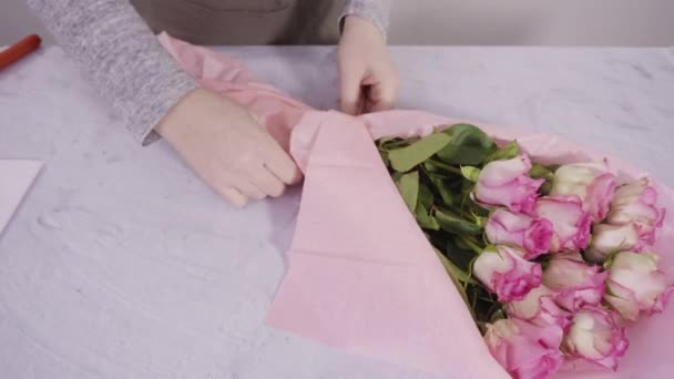 木制背景上新鲜的粉红色玫瑰 — 图库视频影像