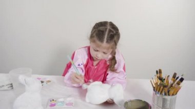 Küçük kız COVID-19 salgınında evde uzaktan öğrenim için sanat projesi üzerinde çalışıyor..