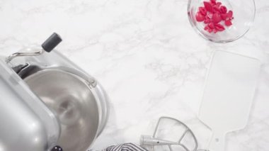  Kırmızı kadife kek pişirmek için gerekli malzemeler..