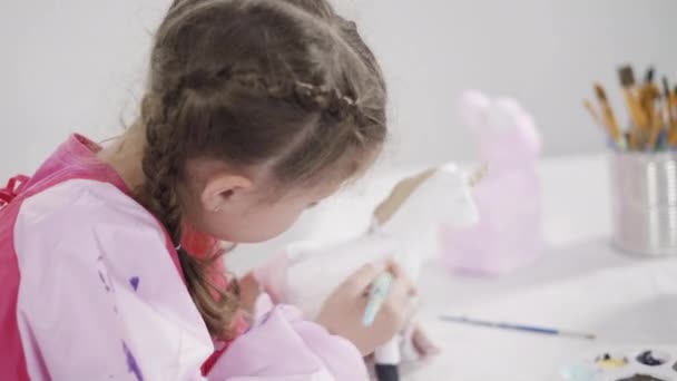小さな女の子は Covid 19中に自宅での距離学習のための彼女のアートプロジェクトに取り組んでペンディアム — ストック動画