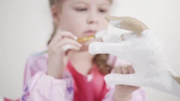 Niña Que Trabaja Proyecto Arte Para Aprendizaje Distancia Casa Durante — Vídeos de Stock