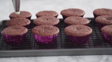 Kek kuyruğunda çikolatalı kek hamuru.